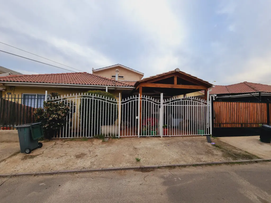 ¡Tu nuevo hogar te espera! Casa en Venta con 3 Habitaciones, Estacionamiento Techado. Ubicada en Quillota