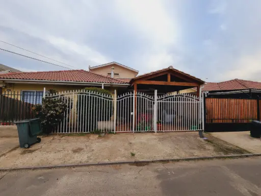 ¡Tu nuevo hogar te espera! Casa en Venta con 3 Habitaciones, Estacionamiento Techado. Ubicada en Quillota